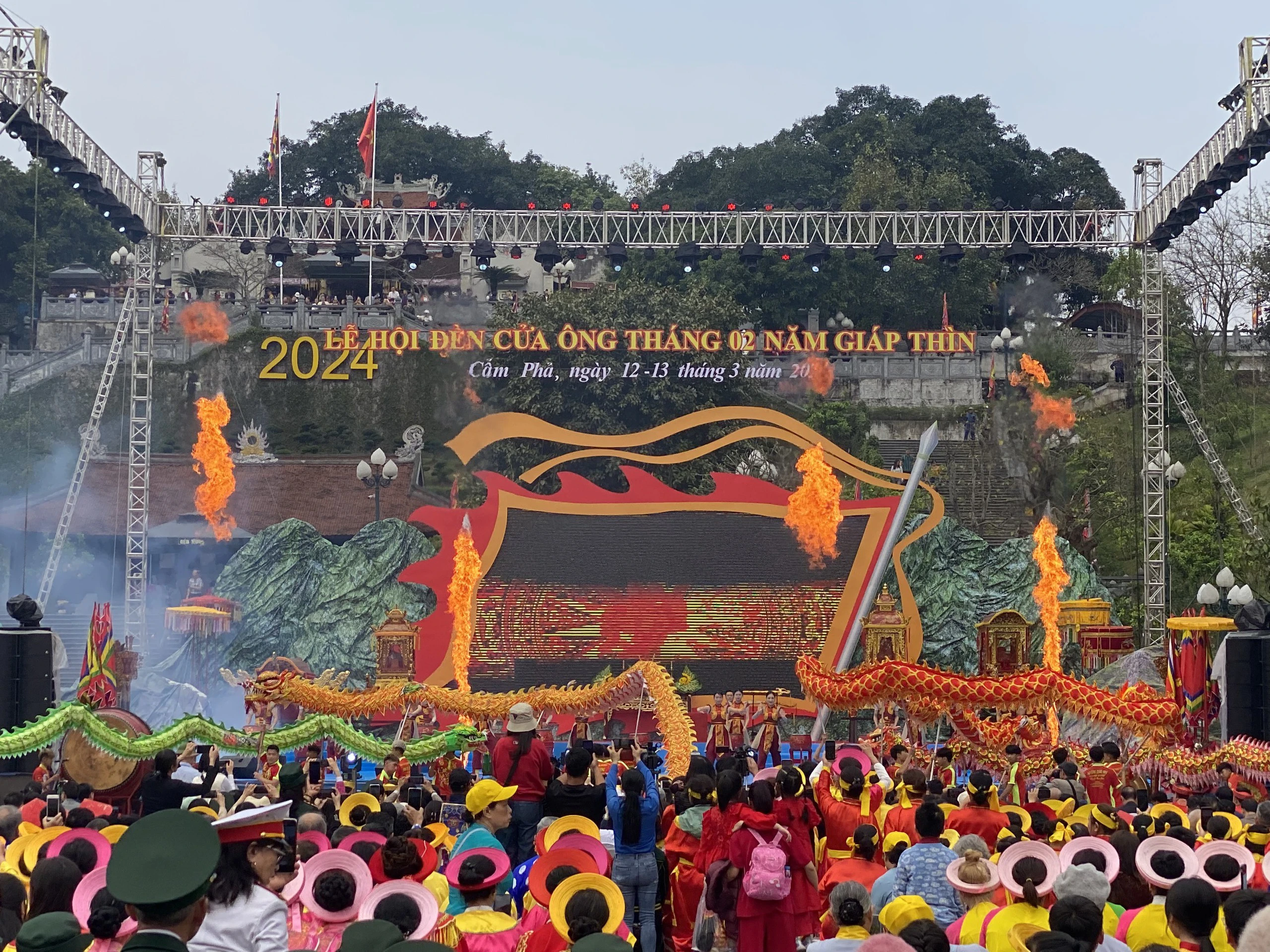 Khai hội đền Cửa Ông, độc đáo lễ rước trên bờ, dưới biển- Ảnh 2. Khai hội đền Cửa Ông, độc đáo lễ rước trên bờ, dưới biển- Ảnh 2.