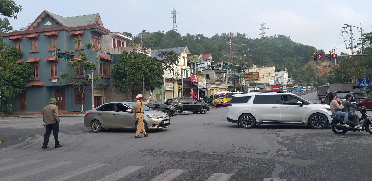 Khai hội đền Cửa Ông, độc đáo lễ rước trên bờ, dưới biển- Ảnh 4. Khai hội đền Cửa Ông, độc đáo lễ rước trên bờ, dưới biển- Ảnh 4.