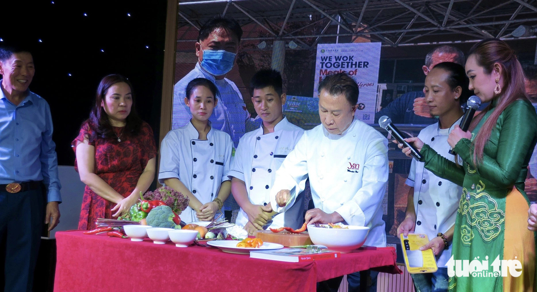 Ông Yan Can Cook thị phạm cách dùng dao sơ chế thực phẩm - Ảnh: T.T.D. Ông Martin Yan thị phạm cách dùng dao sơ chế thực phẩm - Ảnh: T.T.D.
