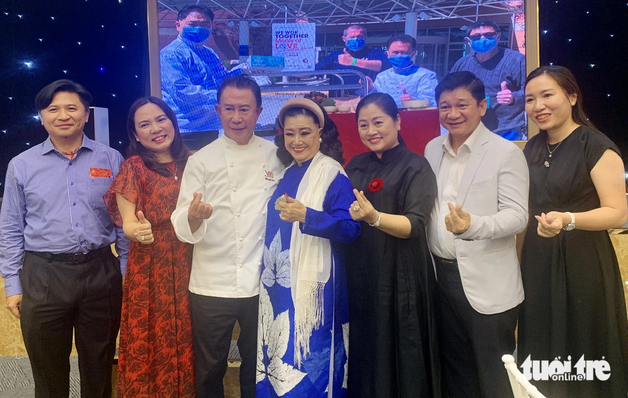 Đầu bếp Yan Can Cook (thứ ba, từ trái sang) và nghệ sĩ Kim Cương (thứ tư, từ trái sang) hội ngộ trong một hoạt động thiện nguyện - Ảnh: HOÀI PHƯƠNG Đầu bếp Martin Yan (thứ ba từ trái sang) và nghệ sĩ Kim Cương (thứ tư từ trái sang) hội ngộ trong một hoạt động thiện nguyện - Ảnh: HOÀI PHƯƠNG