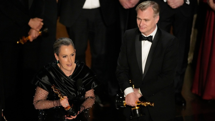 Vợ chồng đạo diễn Christopher Nolan và nhà sản xuất Emma Thomas - đều là nhà sản xuất của Oppenheimer - lên nhận giải Phim hay nhất - Ảnh: Getty Vợ chồng đạo diễn Christopher Nolan và nhà sản xuất Emma Thomas - đều là nhà sản xuất của Oppenheimer - lên nhận giải Phim hay nhất - Ảnh: Getty