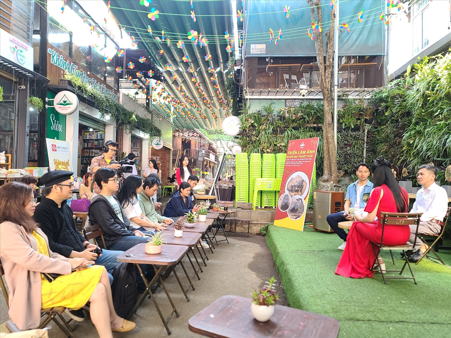 Họa sĩ Nông Hoàng Chiến chia sẻ tại buổi ra mắt trưng bày, giới thiệu hình ảnh quý hiếm về vùng đất Buôn Ma Thuột in độc bản trên gỗ cà phê Họa sĩ Nông Hoàng Chiến chia sẻ tại buổi ra mắt trưng bày, giới thiệu hình ảnh quý hiếm về vùng đất Buôn Ma Thuột in độc bản trên gỗ cà phê