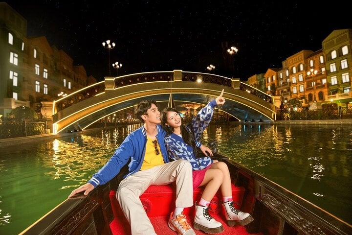 Tận hưởng phút giây thăng hoa trên thuyền Gondola dọc dòng sông Venice thơ mộng là trải nghiệm chỉ có tại Grand World.