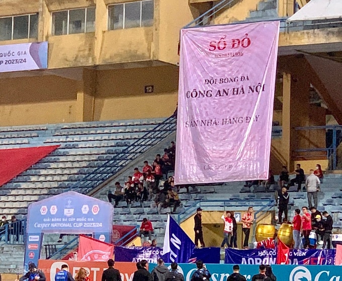 Tấm banner được CĐV Công an Hà Nội căng lên ở khán đài B sân Hàng Đẫy trước trận đấu. Ảnh: Như Đạt