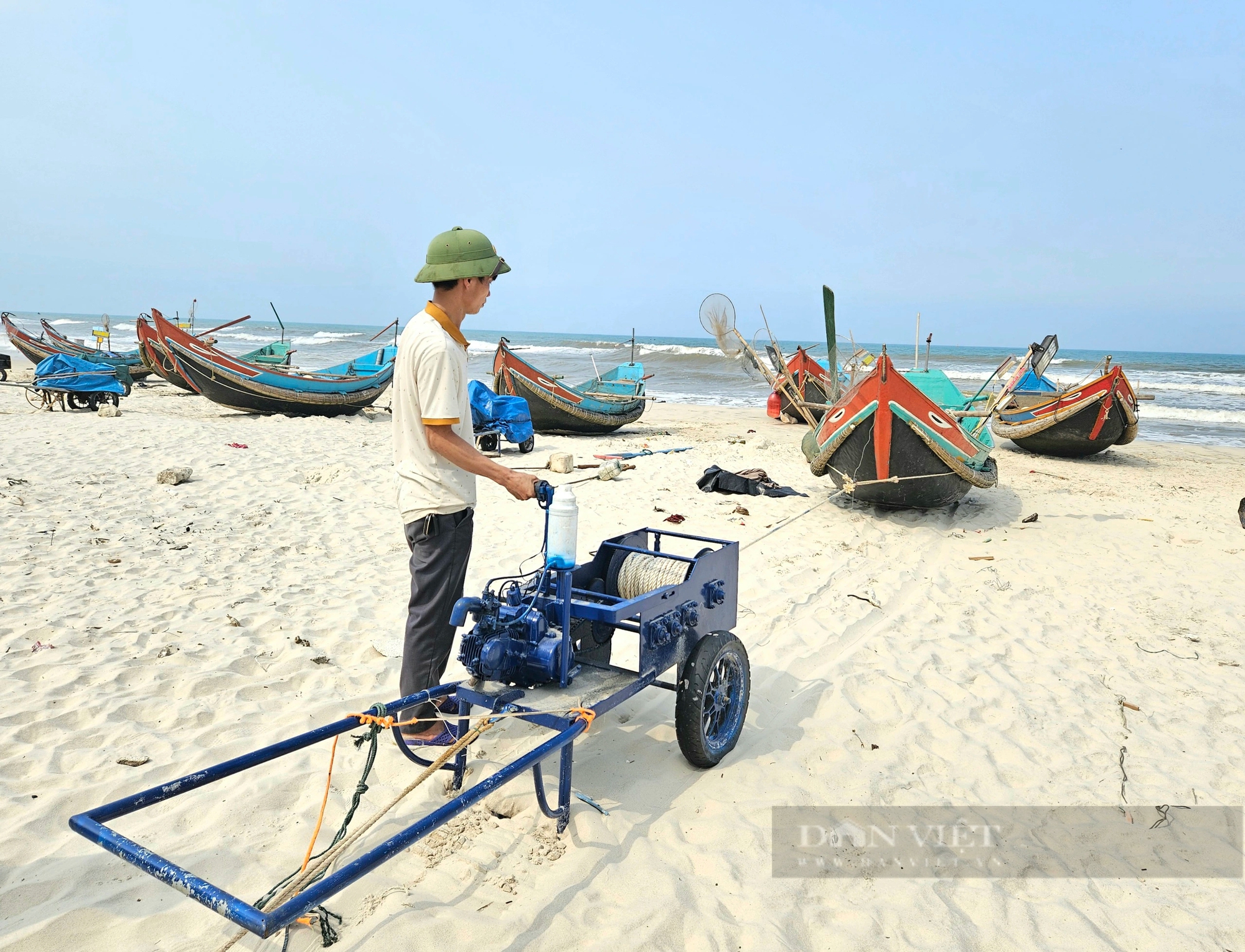 Một nông dân Quảng Bình sáng chế ra chiếc máy tời, chỉ vài phút đã kéo chiếc thuyền nặng hàng tạ lên bờ - Ảnh 3. Một nông dân Quảng Bình sáng chế ra chiếc máy tời, chỉ vài phút đã kéo chiếc thuyền nặng hàng tạ lên bờ - Ảnh 3.