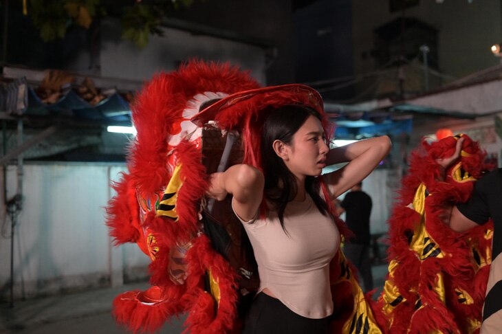 Hoa hậu Thùy Tiên lo lắng khi trải nghiệm múa lân sư rồng - Ảnh: BTC