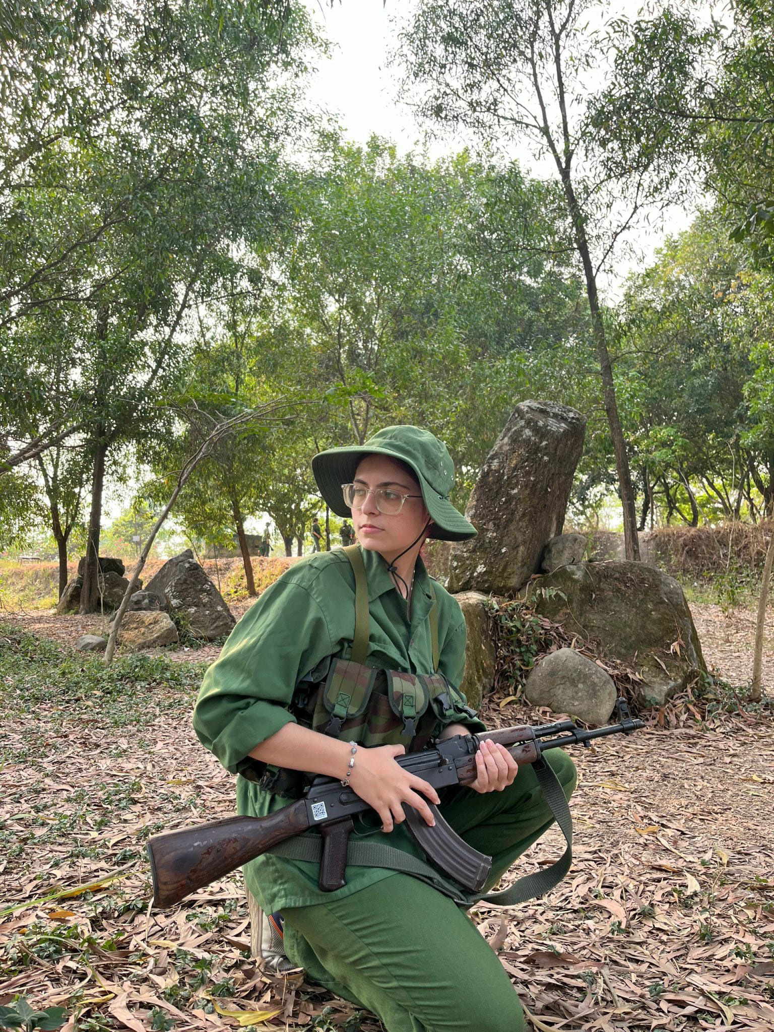 Nữ sinh Nga thích thú học giáo dục quốc phòng ở Việt Nam- Ảnh 3. Nữ sinh Pika Veseline trong chương trình quốc phòng - Ảnh: NVCC