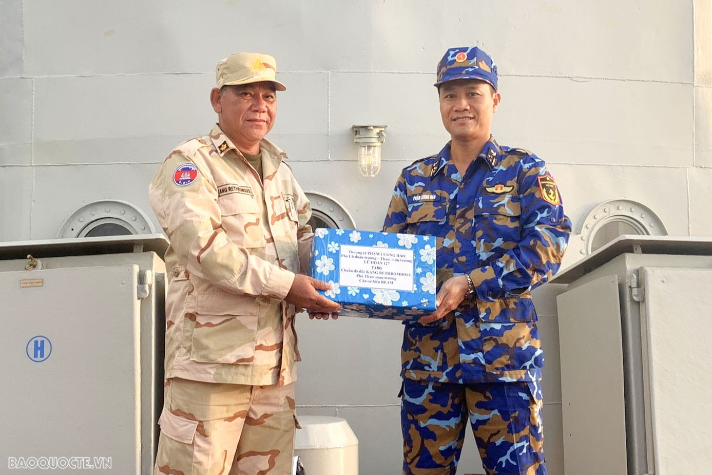 Chỉ huy tàu Hải quân Việt Nam tặng quà chỉ huy tàu Hải quân Hoàng gia Campuchia.