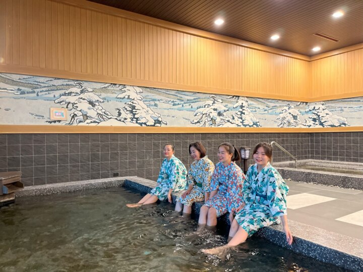 Du khách có thể trải nghiệm nghỉ dưỡng tắm khoáng nóng cùng các đồng đội (Ảnh: Lynn Times Thanh Thủy)