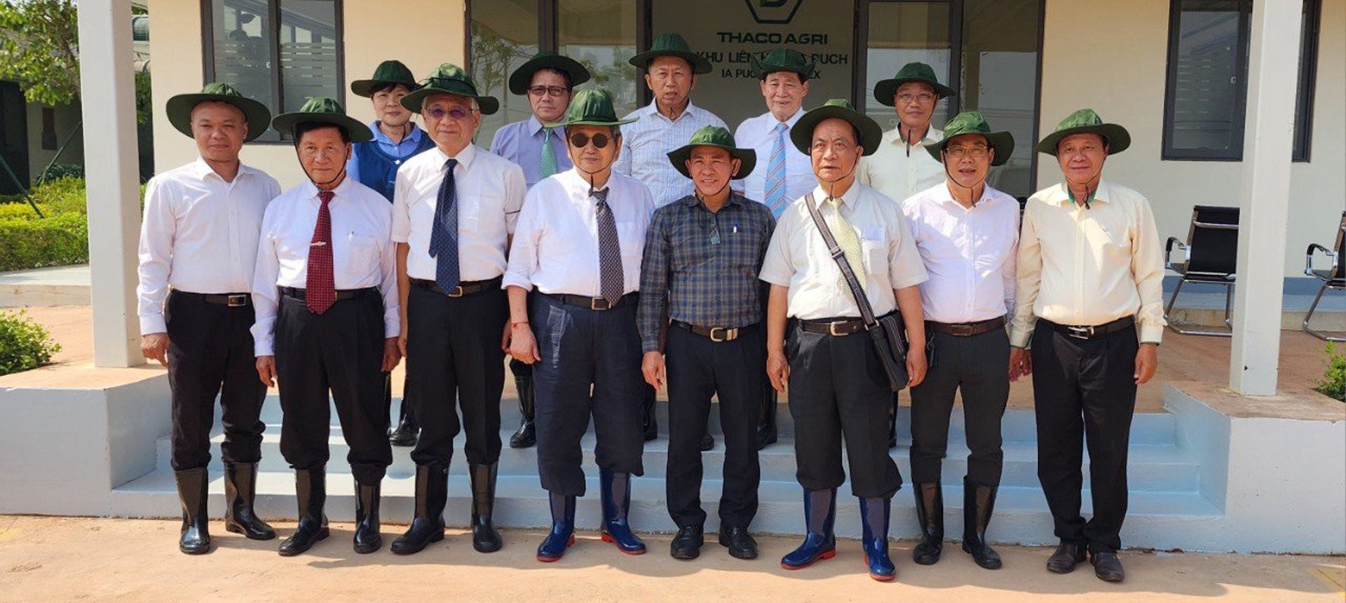 Quỹ Chen Yung và Đoàn chuyên gia nông nghiệp Đài Loan chụp hình lưu niệm tại KLH Quỹ Chen Yung và Đoàn chuyên gia nông nghiệp Đài Loan chụp hình lưu niệm tại KLH