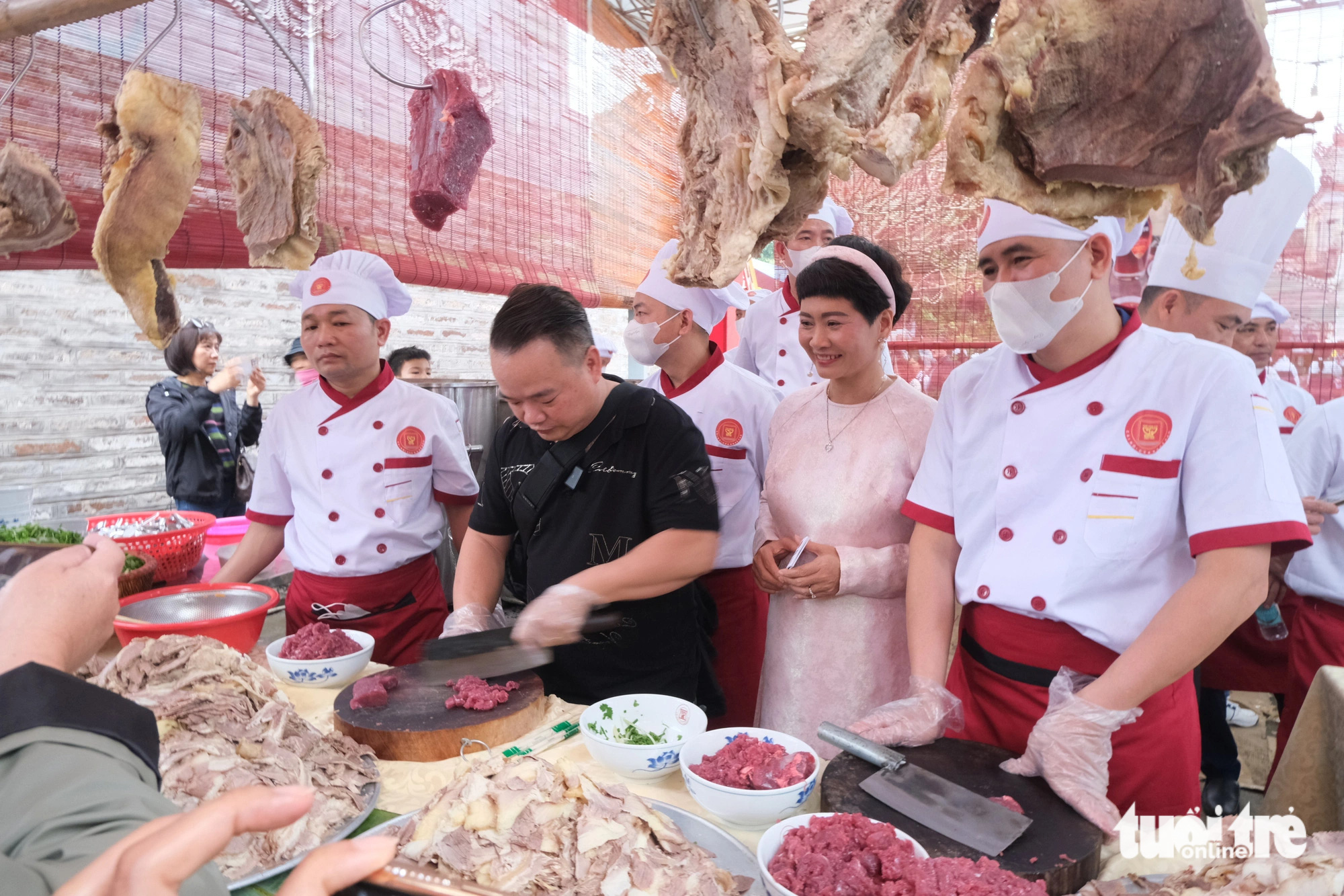 Nghệ nhân phở Vân Cù, Nam Định nấu nồi phở khổng lồ- Ảnh 2. Các đầu bếp trình diễn các công đoạn để làm nên một bát phở thơm ngon - Ảnh: HÀ THANH