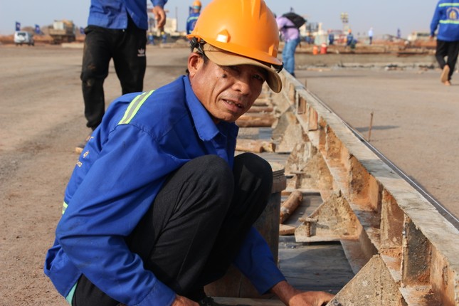 'Đội nắng' đưa đường băng sân bay Long Thành về đích sớm ảnh 2
