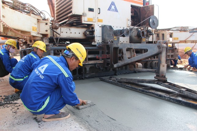 'Đội nắng' đưa đường băng sân bay Long Thành về đích sớm ảnh 6
