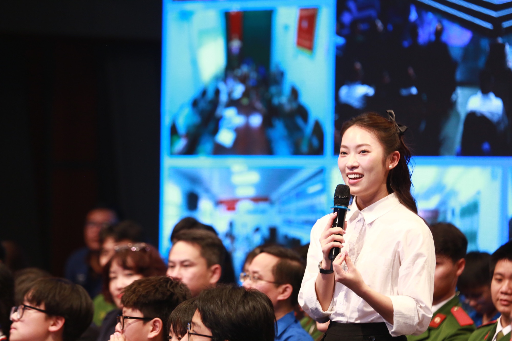 Khánh Vy đặt câu hỏi cho Ban Bí thư Trung ương Đoàn về việc nâng cao ngoại ngữ cho người trẻ - Ảnh: BẢO KHANH