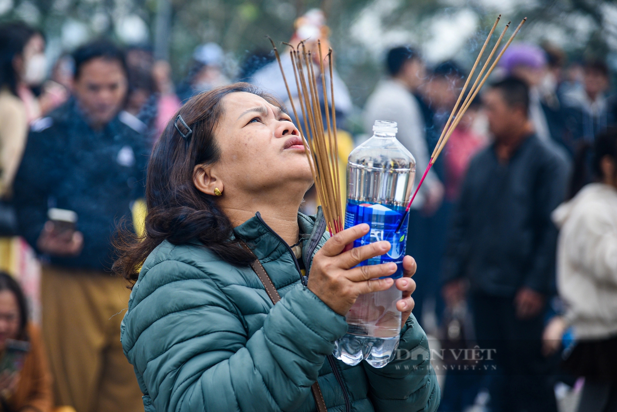 Trời mưa và lạnh, người dân xứ Huế vẫn hối hả đi chùa cầu nguyện đầu năm mới Giáp Thìn 2024- Ảnh 4. Trời mưa và lạnh, người dân xứ Huế vẫn hối hả đi chùa cầu nguyện đầu năm mới Giáp Thìn 2024- Ảnh 4.