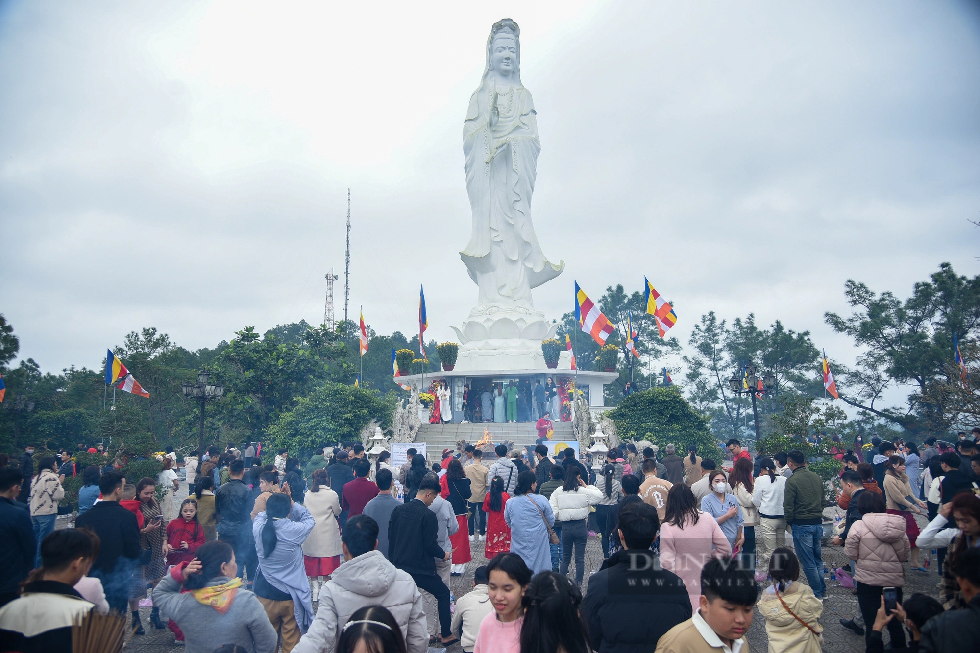 Trời mưa và lạnh, người dân xứ Huế vẫn hối hả đi chùa cầu nguyện đầu năm mới Giáp Thìn 2024- Ảnh 5. Trời mưa và lạnh, người dân xứ Huế vẫn hối hả đi chùa cầu nguyện đầu năm mới Giáp Thìn 2024- Ảnh 5.