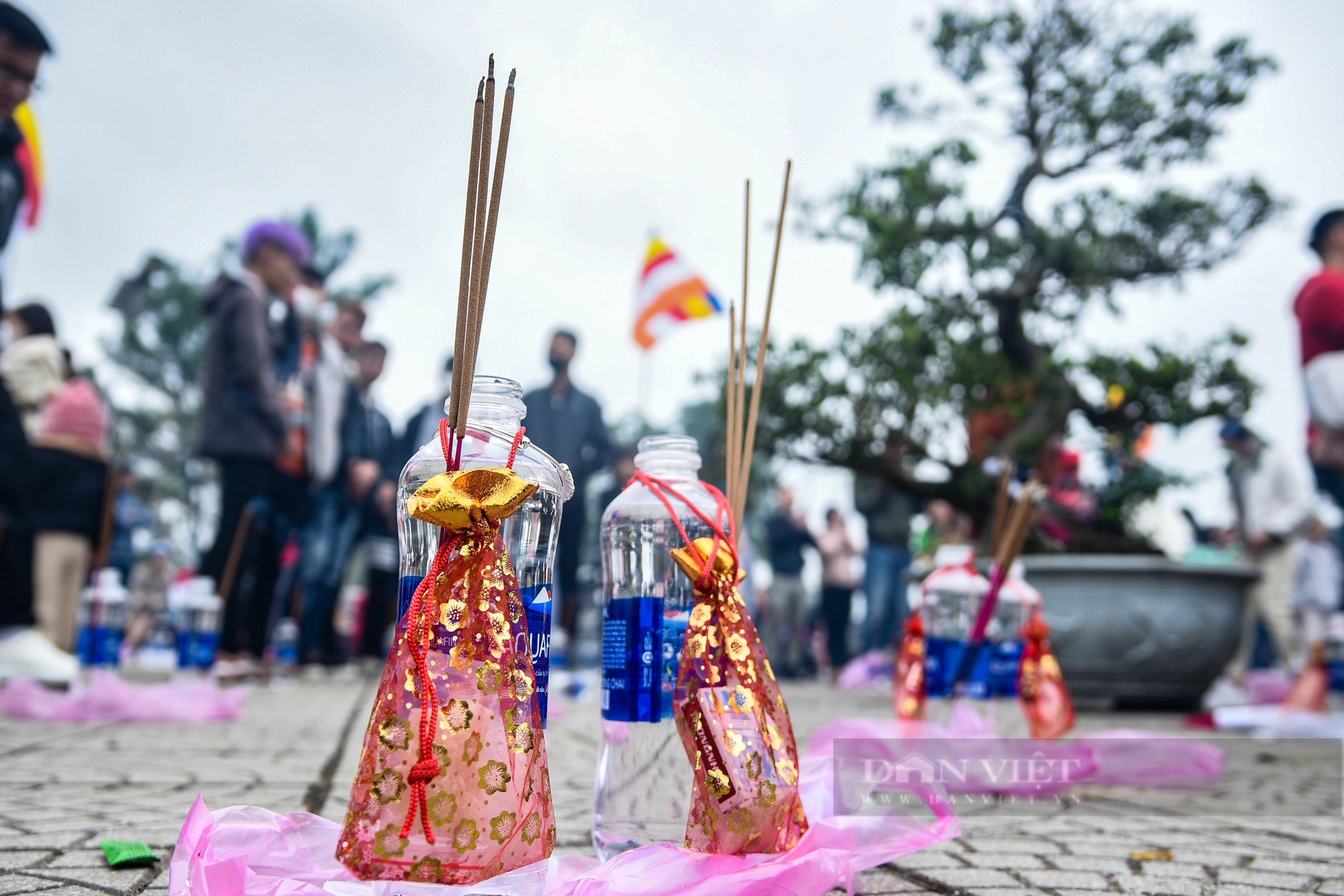 Trời mưa và lạnh, người dân xứ Huế vẫn hối hả đi chùa cầu nguyện đầu năm mới Giáp Thìn 2024- Ảnh 7. Trời mưa và lạnh, người dân xứ Huế vẫn hối hả đi chùa cầu nguyện đầu năm mới Giáp Thìn 2024- Ảnh 7.