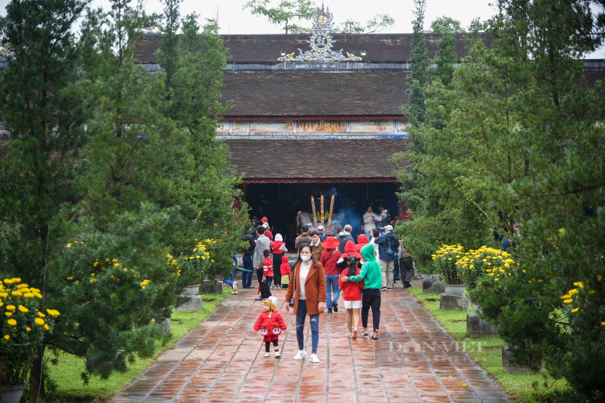 Trời mưa và lạnh, người dân xứ Huế vẫn hối hả đi chùa cầu nguyện đầu năm mới Giáp Thìn 2024- Ảnh 8. Trời mưa và lạnh, người dân xứ Huế vẫn hối hả đi chùa cầu nguyện đầu năm mới Giáp Thìn 2024- Ảnh 8.