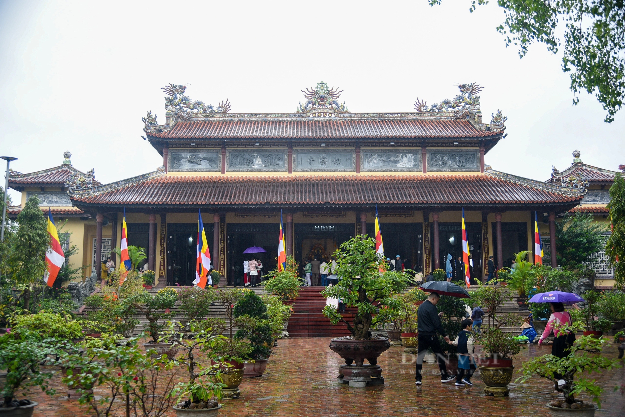 Trời mưa và lạnh, người dân xứ Huế vẫn hối hả đi chùa cầu nguyện đầu năm mới Giáp Thìn 2024- Ảnh 11. Trời mưa và lạnh, người dân xứ Huế vẫn hối hả đi chùa cầu nguyện đầu năm mới Giáp Thìn 2024- Ảnh 11.
