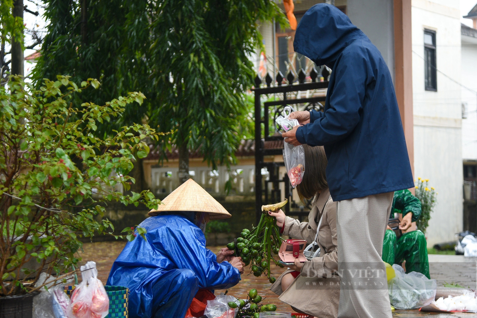 Trời mưa và lạnh, người dân xứ Huế vẫn hối hả đi chùa cầu nguyện đầu năm mới Giáp Thìn 2024- Ảnh 12. Trời mưa và lạnh, người dân xứ Huế vẫn hối hả đi chùa cầu nguyện đầu năm mới Giáp Thìn 2024- Ảnh 12.