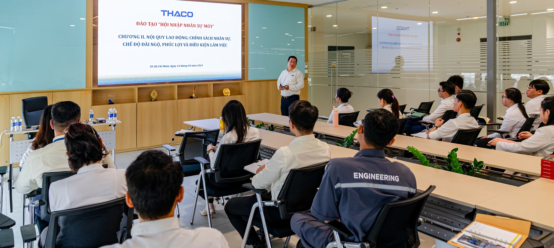 Phó Giám đốc Ban Nhân sự THACO Nguyễn Lê Minh Châu trình bày về các nội quy lao động, chính sách nhân sự tại THACO Phó Giám đốc Ban Nhân sự THACO Nguyễn Lê Minh Châu trình bày về các nội quy lao động, chính sách nhân sự tại THACO