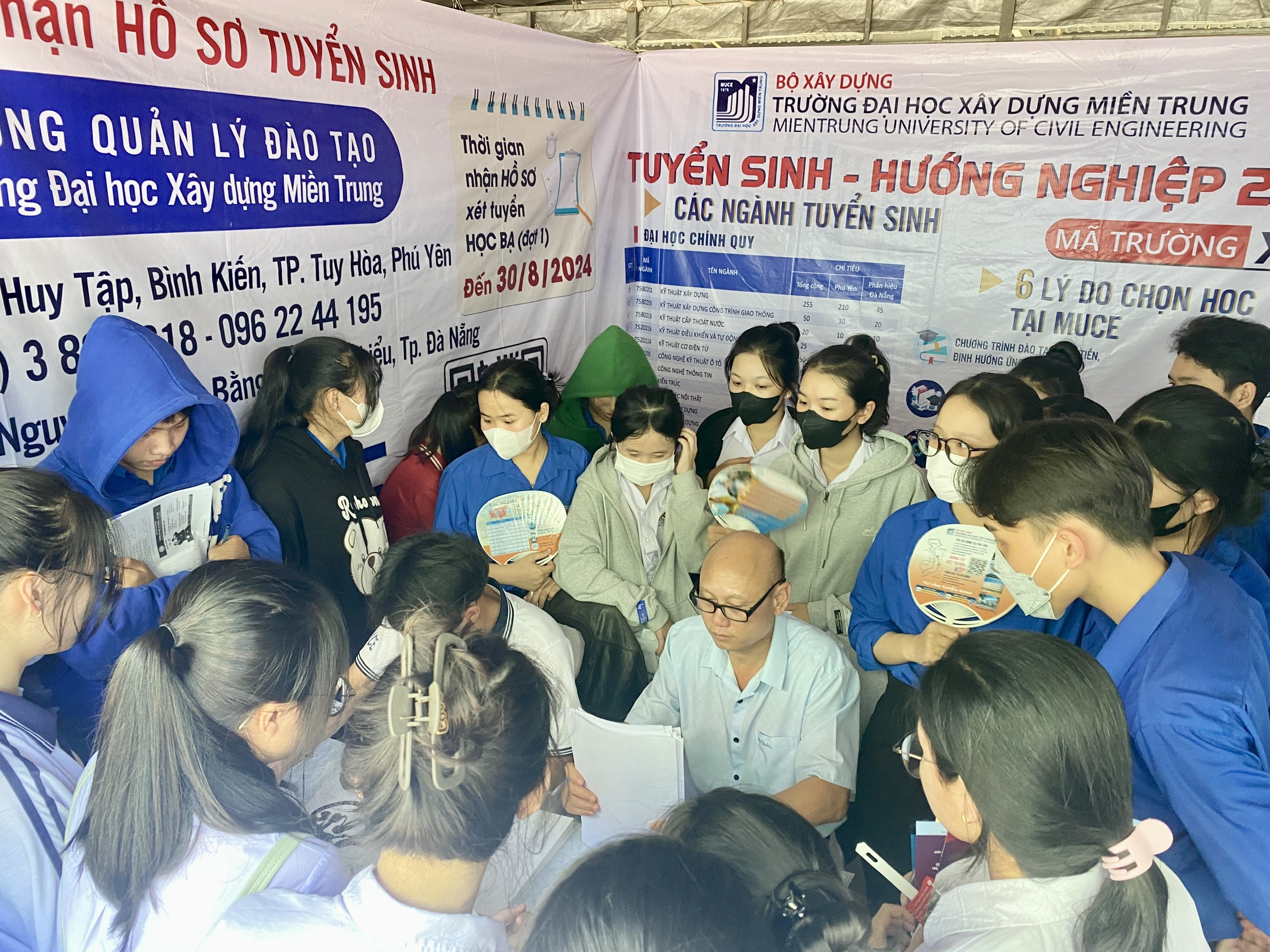 Chọn được ngành học sau khi tham quan gian hàng Tư vấn mùa thi tại Bình Định- Ảnh 6. Chọn được ngành học sau khi tham quan gian hàng Tư vấn mùa thi tại Bình Định- Ảnh 6.