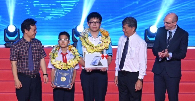 Khôi Nguyên (thứ hai từ trái qua) được vinh danh tại lễ trao chứng chỉ, ngày 16/3. Ảnh: EMG