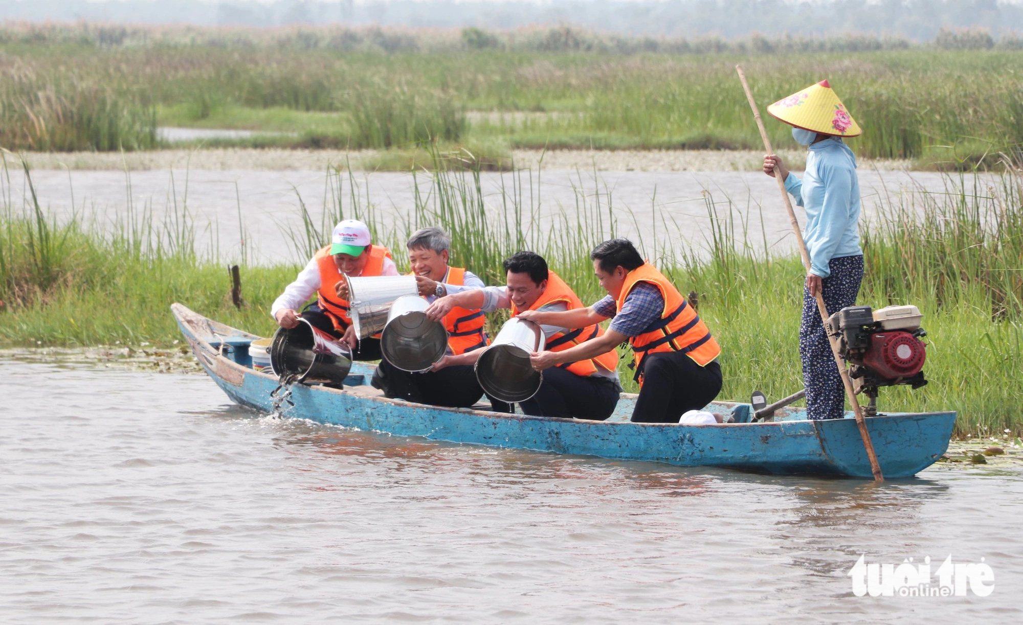 Bãi sậy sông Đầm - hệ sinh thái quý hiếm giữa lòng Tam Kỳ- Ảnh 18. Lãnh đạo Bộ Tài nguyên môi trường và Quảng Nam thả cá giống ở Sông Đầmnằm hưởng ứng Năm phục hồi đa dạng sinh học Quốc gia - Ảnh: LÊ TRUNG