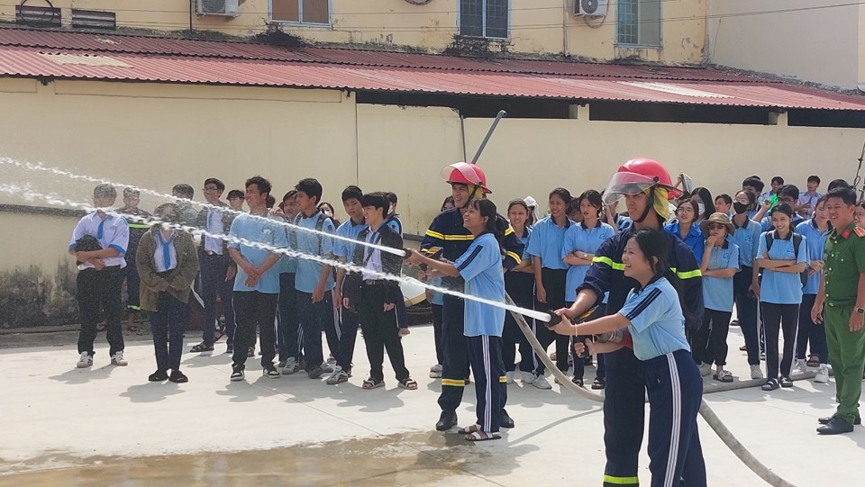 Học sinh thực hành phun nước chữa cháy. Ảnh Xuân Lương