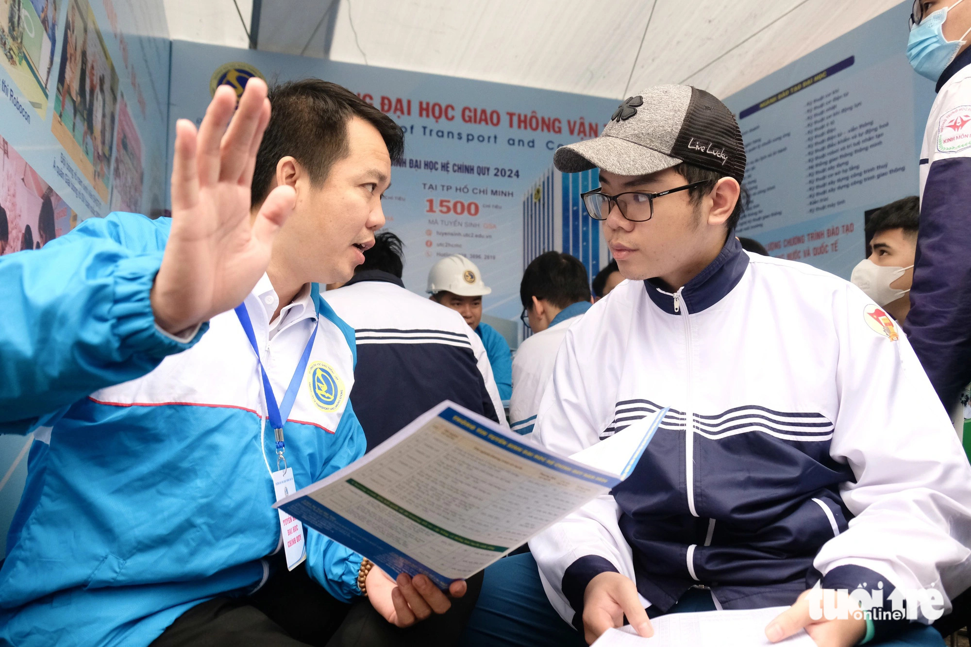 Viettel đưa 2 xe tăng cường sóng đến ngày hội tư vấn tuyển sinh - hướng nghiệp tại Hà Nội- Ảnh 2. Học sinh tham dự Chương trình tư vấn tuyển sinh - hướng nghiệp năm 2024 do báo Tuổi Trẻ phối hợp với các đơn vị tổ chức - Ảnh: NGUYÊN BẢO