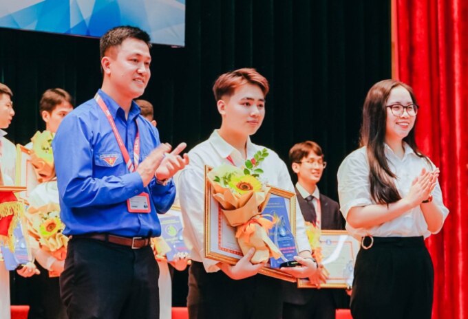 Minh Hiếu (giữa) nhận danh hiệu Sinh viên 5 tốt cấp thành phố năm 2023. Ảnh: Nhân vật cung cấp