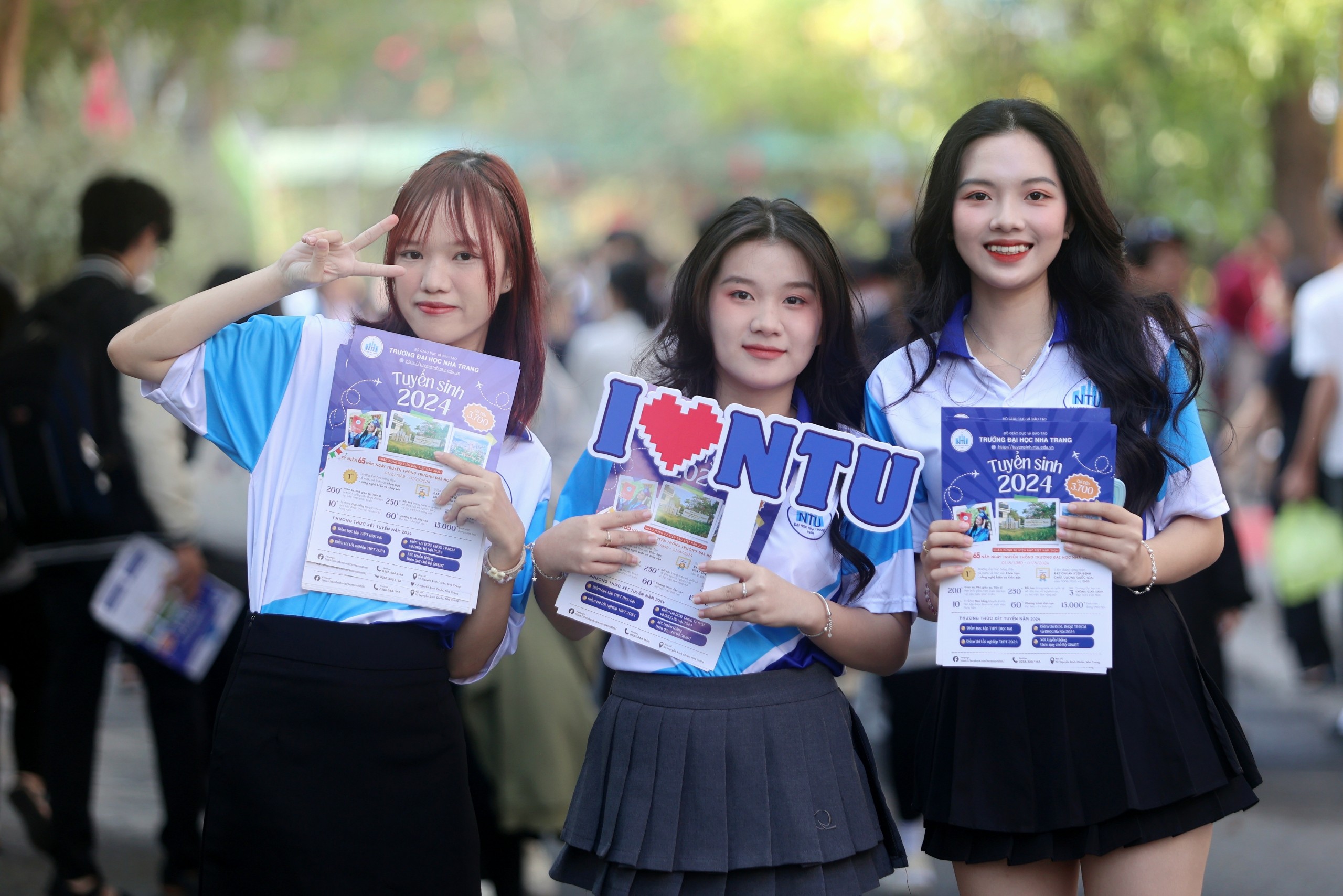 Rộn ràng, háo hức tại ngày hội Tư vấn mùa thi ở Nha Trang- Ảnh 3. Rộn ràng, háo hức tại ngày hội Tư vấn mùa thi ở Nha Trang- Ảnh 3.