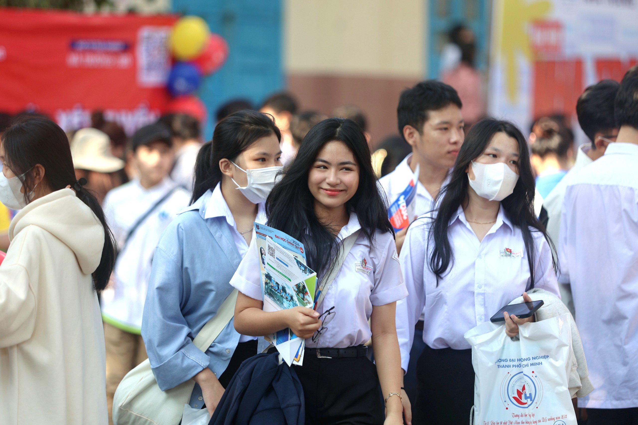 Rộn ràng, háo hức tại ngày hội Tư vấn mùa thi ở Nha Trang- Ảnh 4. Rộn ràng, háo hức tại ngày hội Tư vấn mùa thi ở Nha Trang- Ảnh 4.