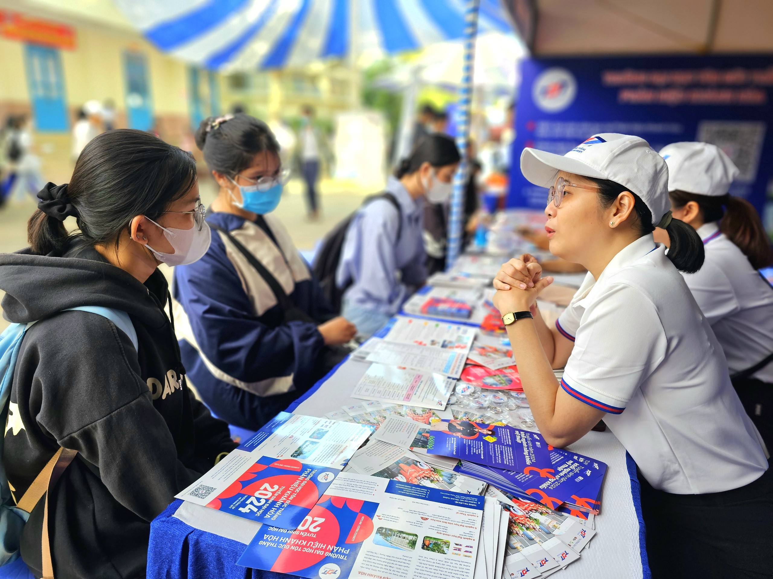 Rộn ràng, háo hức tại ngày hội Tư vấn mùa thi ở Nha Trang- Ảnh 6. Rộn ràng, háo hức tại ngày hội Tư vấn mùa thi ở Nha Trang- Ảnh 6.