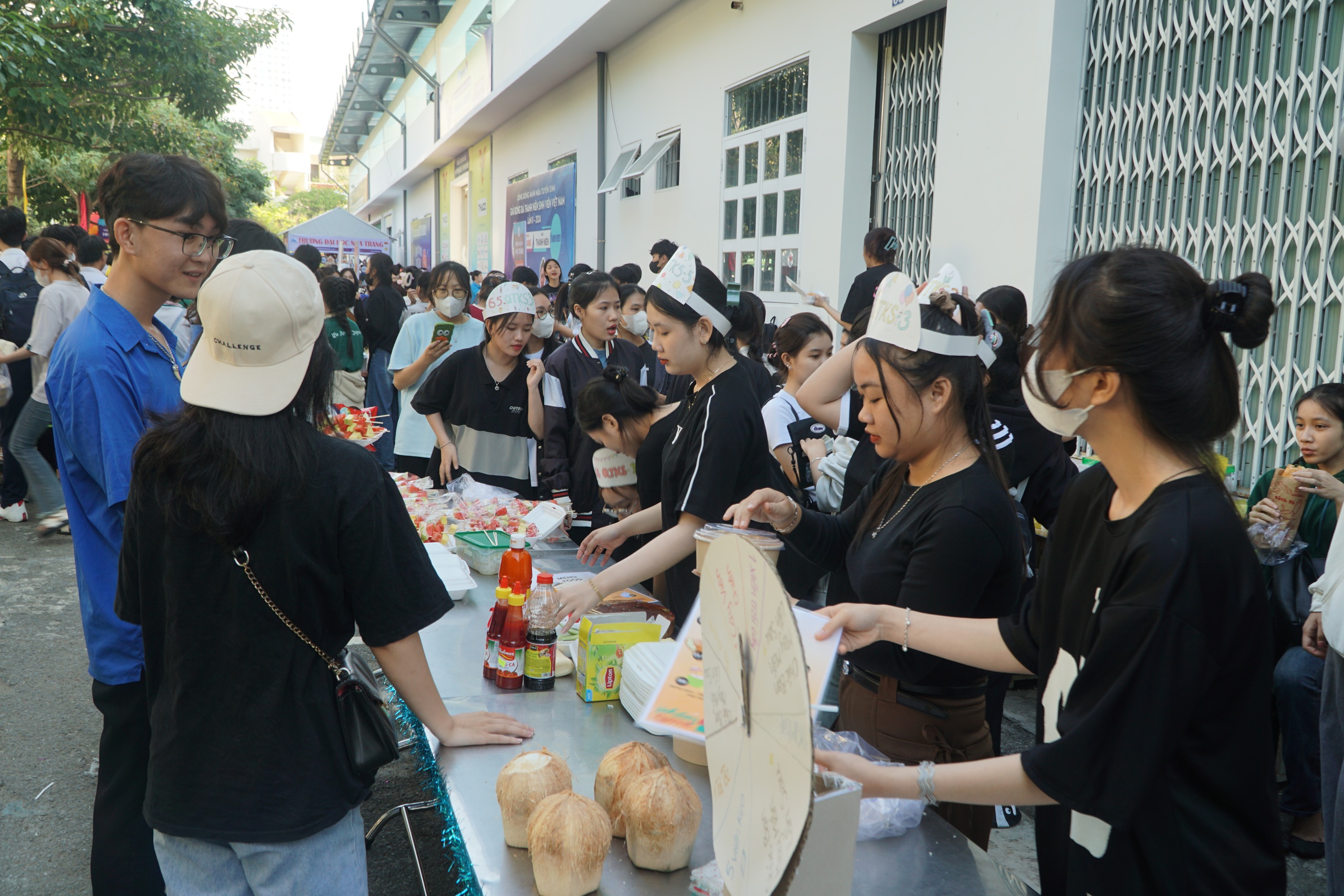 Rộn ràng, háo hức tại ngày hội Tư vấn mùa thi ở Nha Trang- Ảnh 8. Rộn ràng, háo hức tại ngày hội Tư vấn mùa thi ở Nha Trang- Ảnh 8.