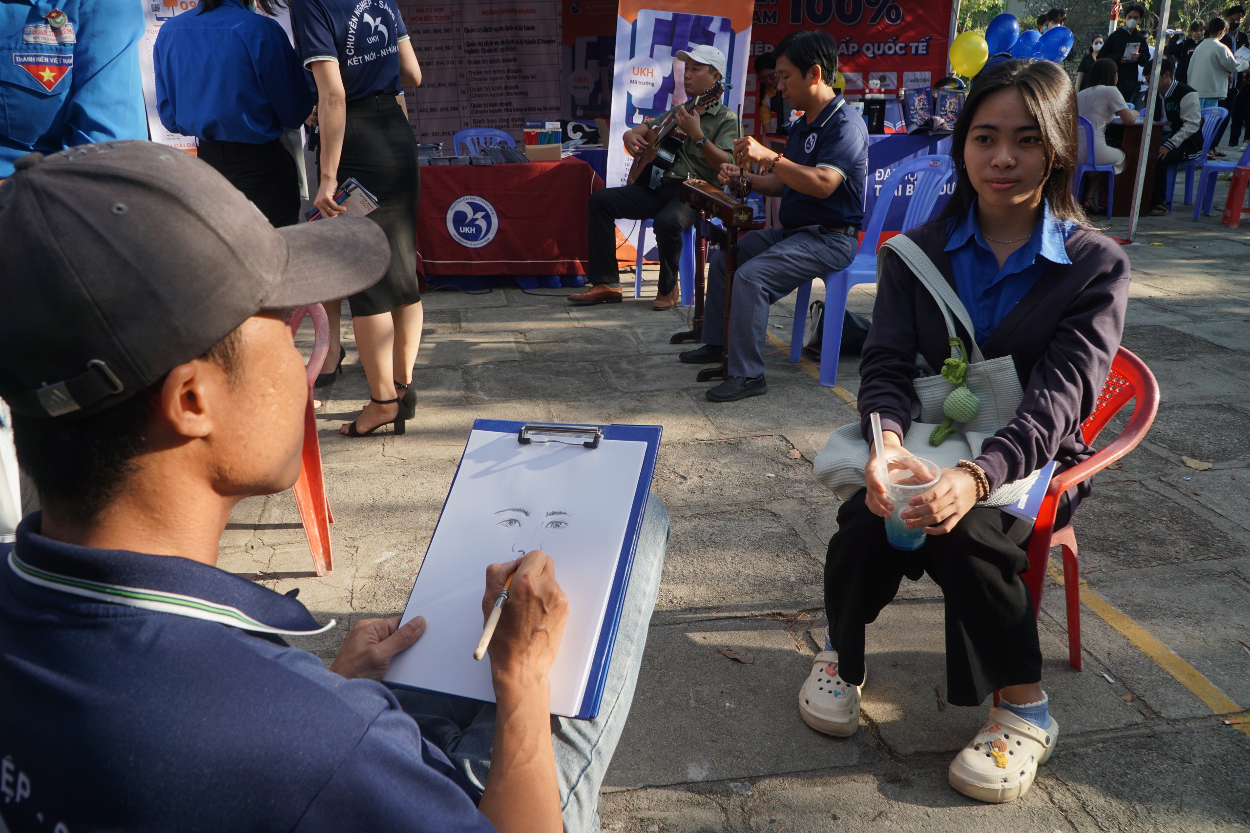 Rộn ràng, háo hức tại ngày hội Tư vấn mùa thi ở Nha Trang- Ảnh 9. Rộn ràng, háo hức tại ngày hội Tư vấn mùa thi ở Nha Trang- Ảnh 9.