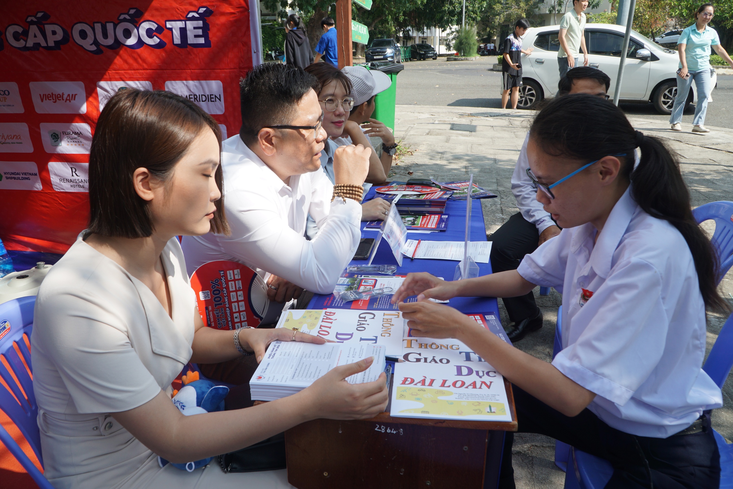 Rộn ràng, háo hức tại ngày hội Tư vấn mùa thi ở Nha Trang- Ảnh 10. Rộn ràng, háo hức tại ngày hội Tư vấn mùa thi ở Nha Trang- Ảnh 10.