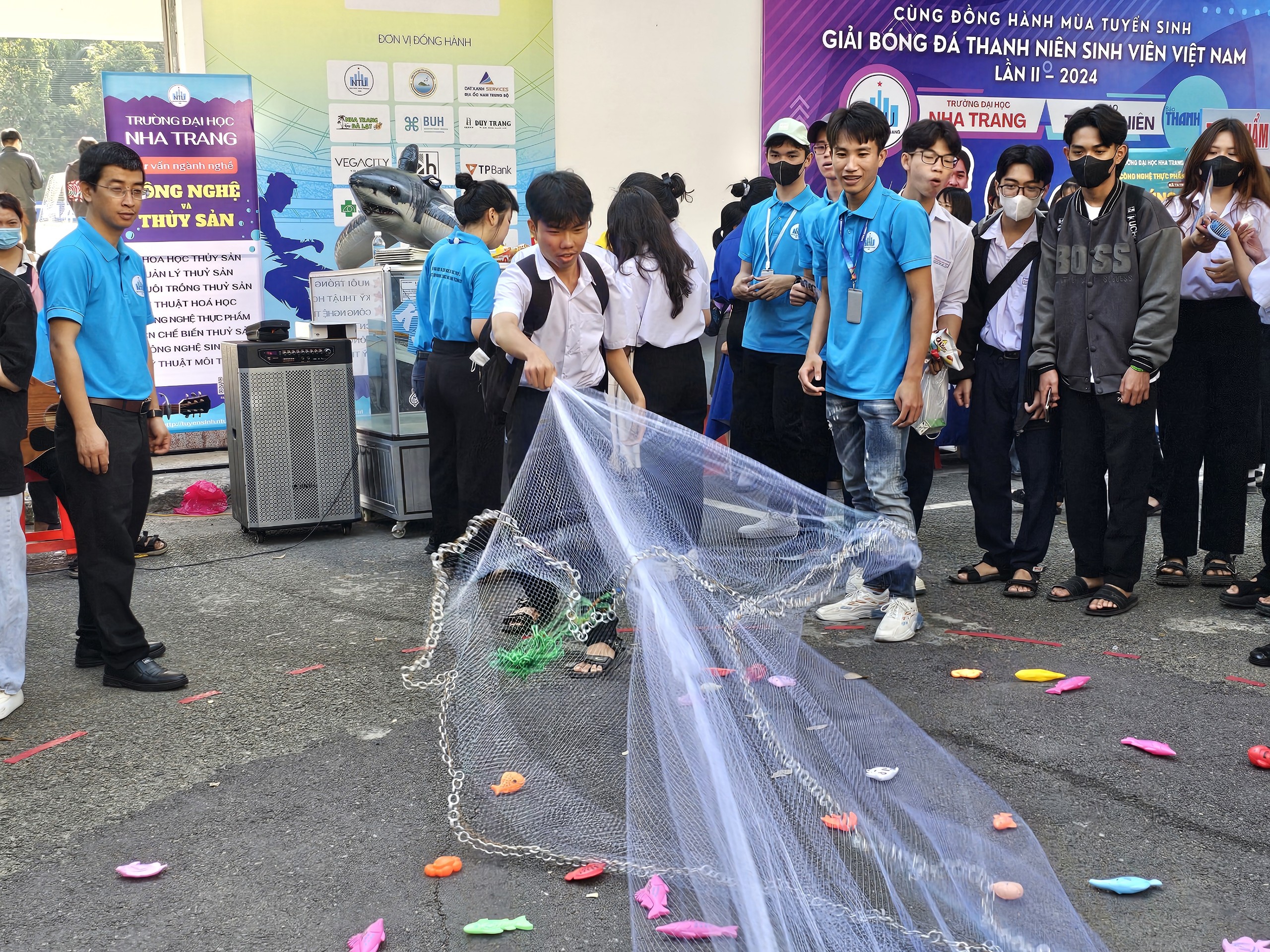 Rộn ràng, háo hức tại ngày hội Tư vấn mùa thi ở Nha Trang- Ảnh 13. Rộn ràng, háo hức tại ngày hội Tư vấn mùa thi ở Nha Trang- Ảnh 13.