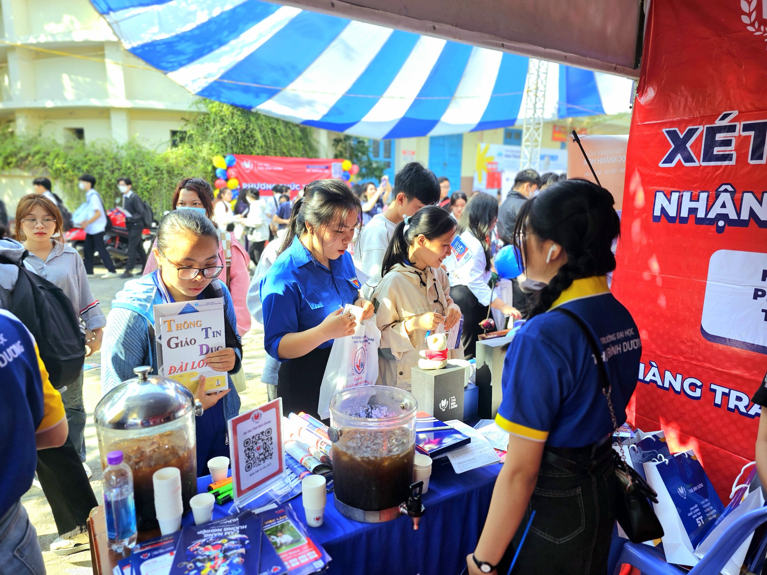 Rộn ràng, háo hức tại ngày hội Tư vấn mùa thi ở Nha Trang- Ảnh 15. Rộn ràng, háo hức tại ngày hội Tư vấn mùa thi ở Nha Trang- Ảnh 15.