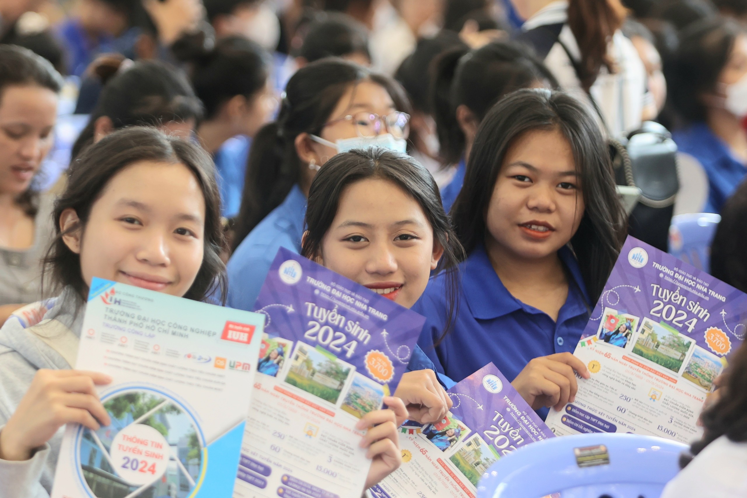 Rộn ràng, háo hức tại ngày hội Tư vấn mùa thi ở Nha Trang- Ảnh 16. Rộn ràng, háo hức tại ngày hội Tư vấn mùa thi ở Nha Trang- Ảnh 16.