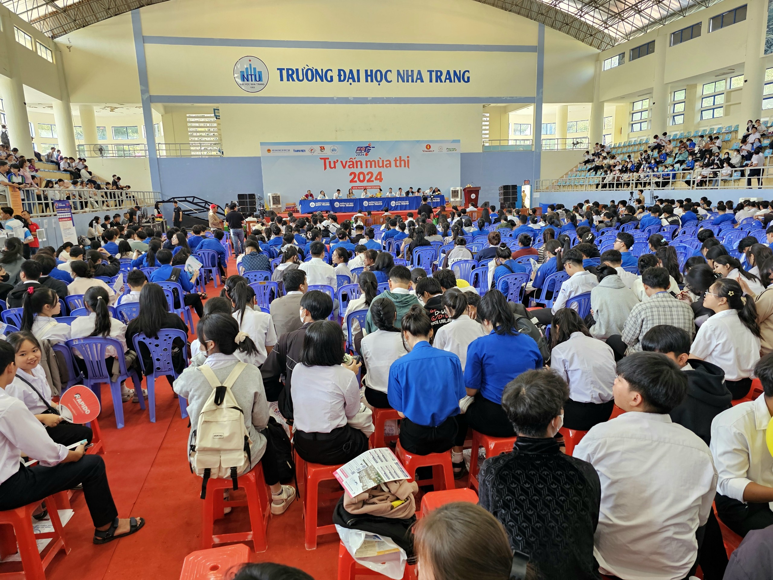 Rộn ràng, háo hức tại ngày hội Tư vấn mùa thi ở Nha Trang- Ảnh 18. Rộn ràng, háo hức tại ngày hội Tư vấn mùa thi ở Nha Trang- Ảnh 18.