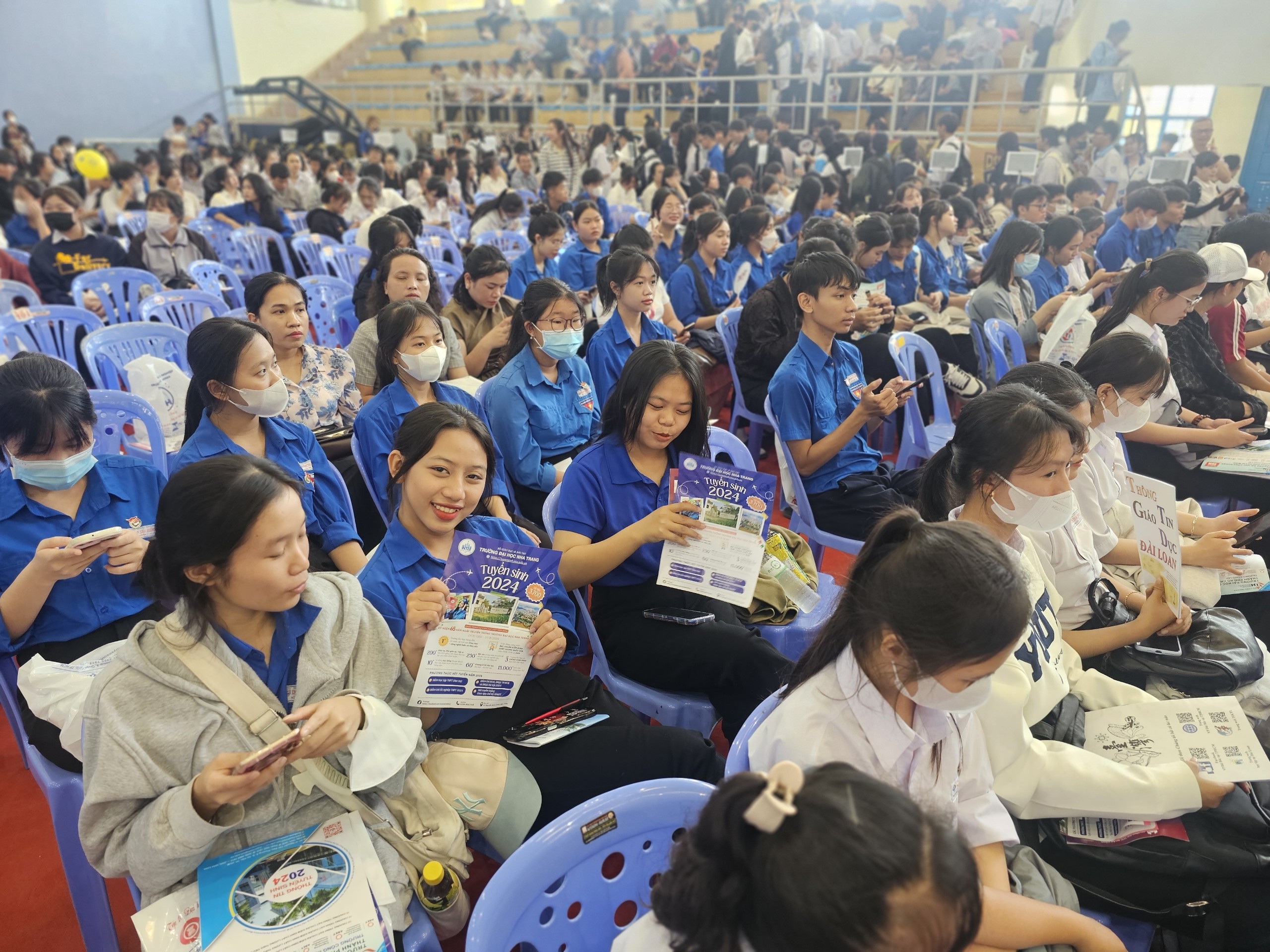 Rộn ràng, háo hức tại ngày hội Tư vấn mùa thi ở Nha Trang- Ảnh 17. Rộn ràng, háo hức tại ngày hội Tư vấn mùa thi ở Nha Trang- Ảnh 17.