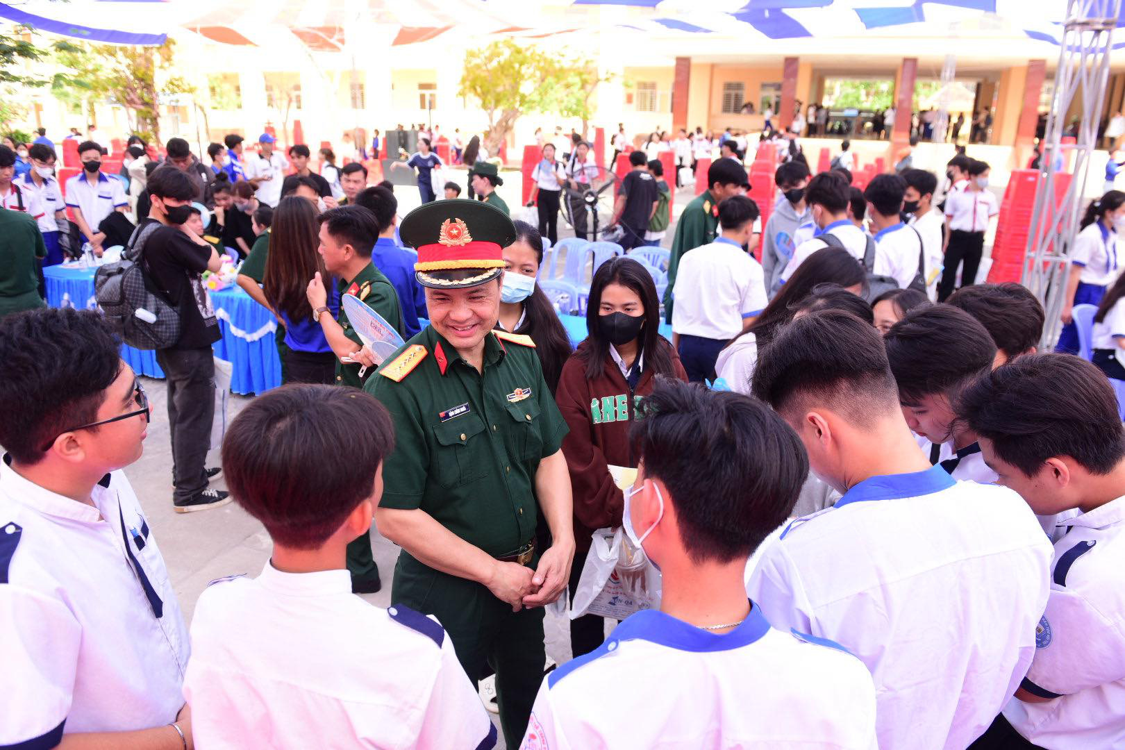 Giải đáp việc không giỏi toán, có nên chọn ngành công nghệ thông tin- Ảnh 6. Đại tá, PGS.TS Đặng Chính Nghĩa - phó trưởng phòng đào tạo Học viện Hậu cần - tư vấn cho học sinh quan tâm đến nhóm ngành quân đội - Ảnh: DUYÊN PHAN