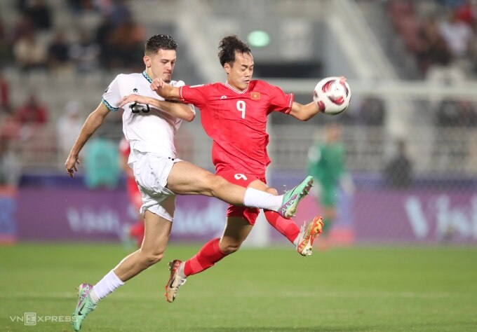 Justin Hubner (áo trắng) truy cản Nguyễn Văn Toàn trong trận Indonesia thắng Việt Nam 1-0 ở vòng bảng Asian Cup 2023. Ảnh: Lâm Thoả