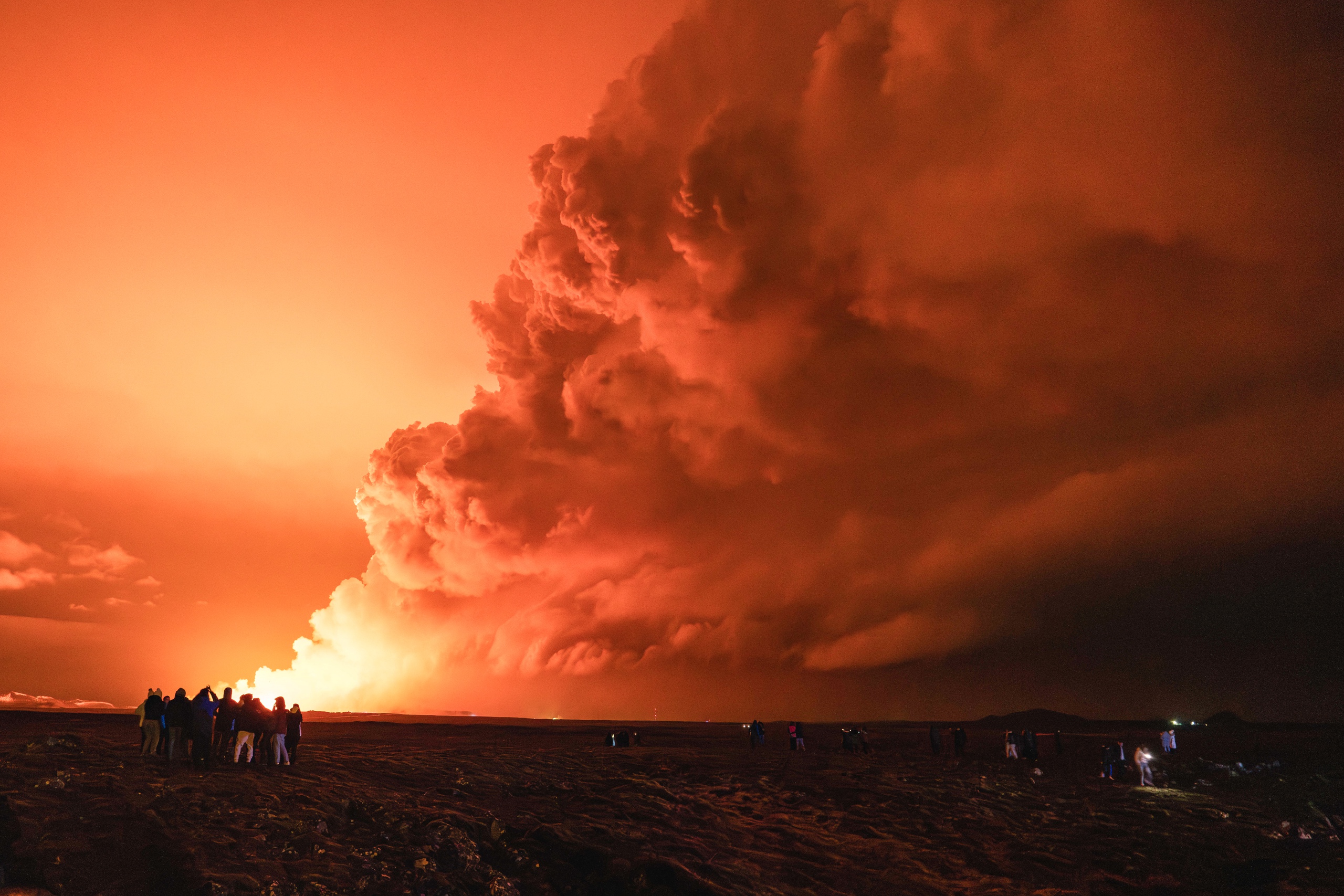 Bầu trời 'rực cháy' trong đêm núi lửa phun trào ở Iceland- Ảnh 7. Bầu trời 'rực cháy' trong đêm núi lửa phun trào ở Iceland- Ảnh 7.