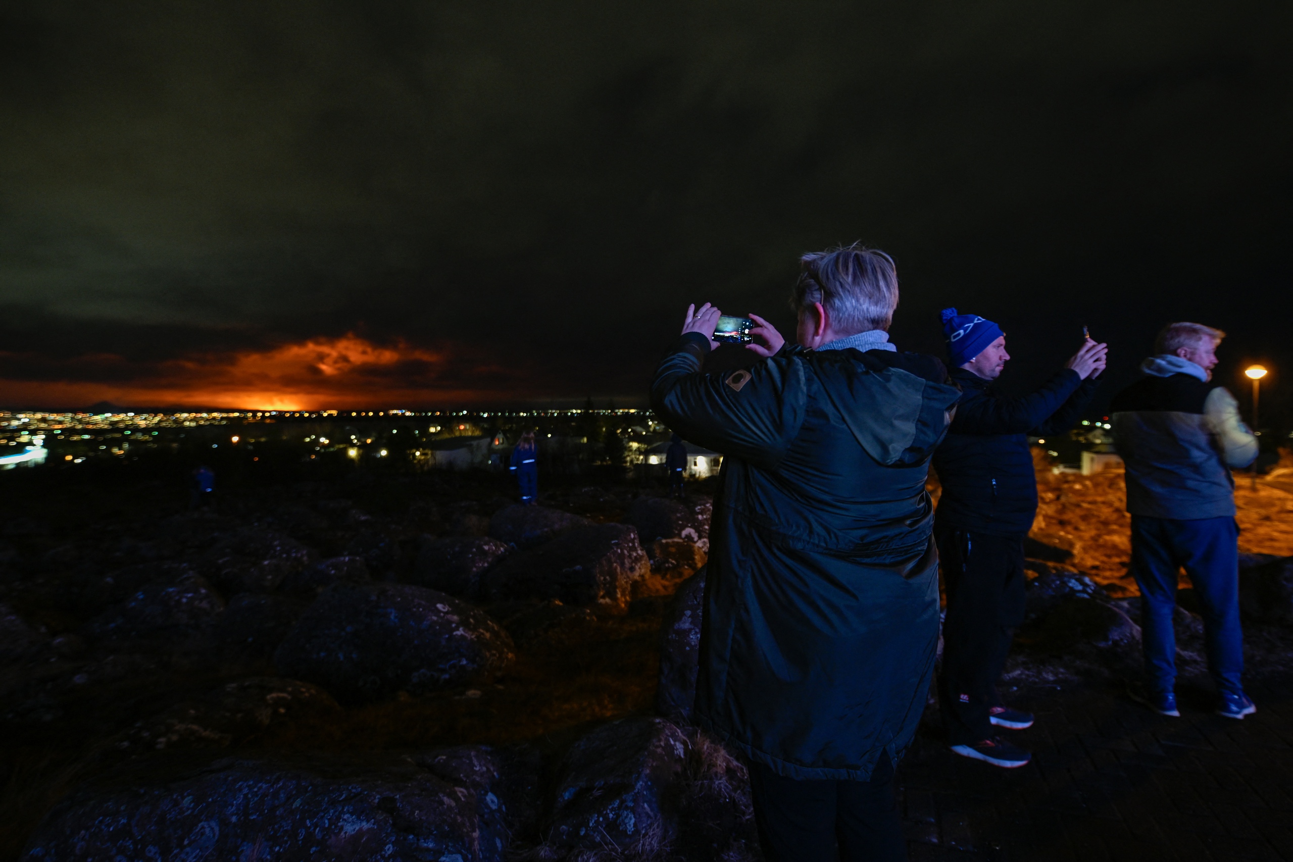 Bầu trời 'rực cháy' trong đêm núi lửa phun trào ở Iceland- Ảnh 6. Bầu trời 'rực cháy' trong đêm núi lửa phun trào ở Iceland- Ảnh 6.