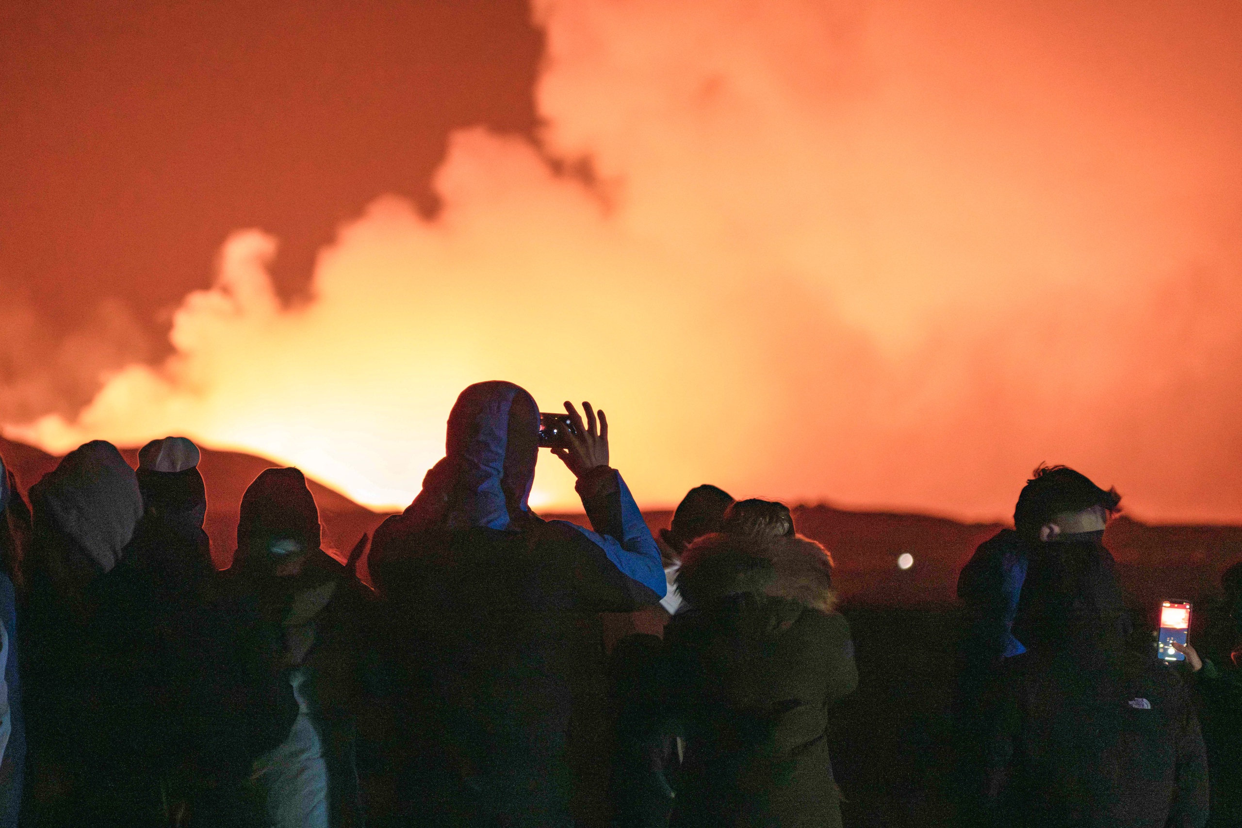 Bầu trời 'rực cháy' trong đêm núi lửa phun trào ở Iceland- Ảnh 8. Bầu trời 'rực cháy' trong đêm núi lửa phun trào ở Iceland- Ảnh 8.