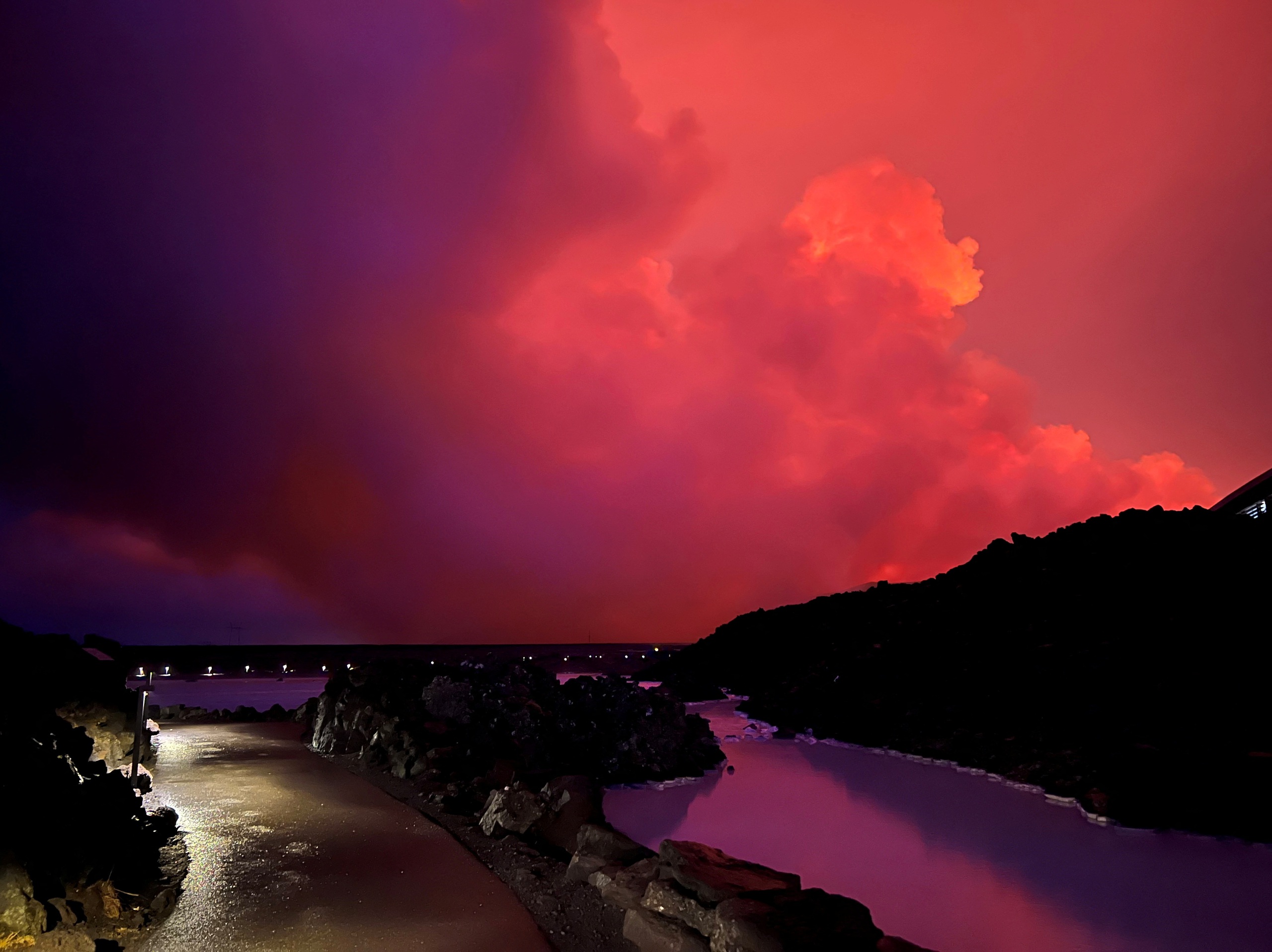 Bầu trời 'rực cháy' trong đêm núi lửa phun trào ở Iceland- Ảnh 9. Bầu trời 'rực cháy' trong đêm núi lửa phun trào ở Iceland- Ảnh 9.