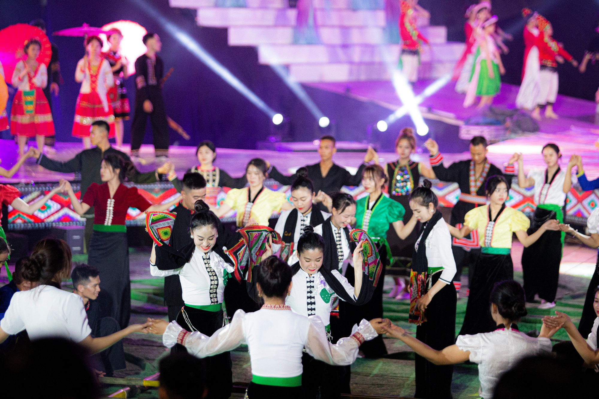 Vòng xòe đoàn kết các dân tộc trong đêm khai mạc - Ảnh: TRẦN DŨNG Vòng xòe đoàn kết các dân tộc trong đêm khai mạc - Ảnh: TRẦN DŨNG