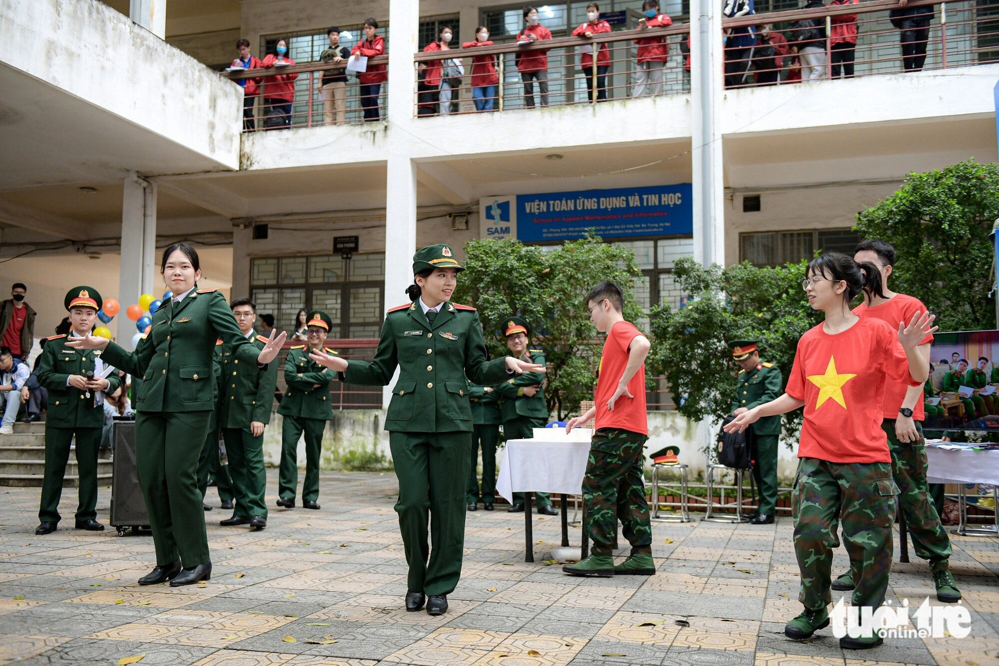 Thầy cô, sinh viên của các trường khối quân sự không ngại... nhảy tại ngày hội - Ảnh: NAM TRẦN